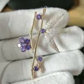 Dettaglio della spilla a forma di bambù con placcatura in oro, gemme viola e zirconi - Oro Viola Zircone