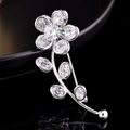 Vue détaillée d'une broche florale argentée avec cristaux de zircone micro-sertis - Arbre de Fleurs de Prunier