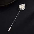 Detalle del elegante broche de flor con circonitas y pétalos de nácar y perla blanca - Forma de Flor de Concha