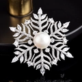 Détail macro d'une broche flocon d'argent avec perle centrale et oxydes de zirconium - Perles Flocons De Neige
