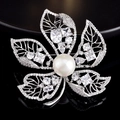 Vue macro détaillée d'une broche fleurie avec perle blanche et cristaux brillants - Style Fleur (Jaune) / Jaune