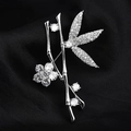 Elegante spilla in argento con bambù e fiori di prugno con inserti in zirconi - Oro Bianco