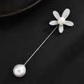 Primer plano de un broche largo de plata con flor de cristal y detalles de perlas dobles - Flor de cinco pétalos