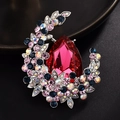 Elegante spilla di cristallo con grande gemma rossa e strass multicolori - Rosso