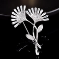 Macro détaillée d'une broche fleur argentée avec cristaux baguette et ronds sertis - Style Double Fleur (Noir) / Noir