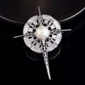 Vue macro d'une broche en argent avec étoile boussole, perle centrale et zircons baguettes - Étoile Polaire