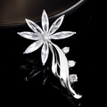 Détails de la broche fleurie avec zircons marquises sur une monture argentée polie - Fleur Marquise