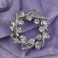 Elegante spilla a ghirlanda in argento con strass scintillanti per abiti e sciarpe - Bianco