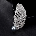 Spilla a piuma d'argento elegante con strass scintillanti e una perla grigio-bluastra - Argento
