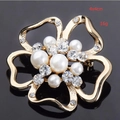 Vue détaillée de la broche fleur avec perles et strass sur un miroir noir poli - Style Coquillage Fleur de Prunier Dorée