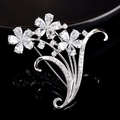 Vue détaillée de la broche fleur argentée avec zircons cubiques sur fond miroir noir chic - Tulipe