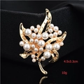 Macro de la broche feuille d'érable dorée avec perles blanches et détails de 4,5x3,3cm - Feuille Dorée Perles Éparpillées