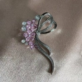 Broche nœud élégante en argent avec fleurs en zircon rose sur fond de tissu soyeux - Zircon Rose / Rose