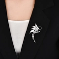 Spilla a fiore argento elegante con zirconi bianchi su una giacca da completo nera - Oro Bianco