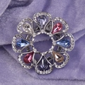 Spilla a fiore in cristallo colorato con strass multicolori su base in metallo argento - Colorato
