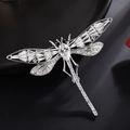 Elegante spilla a libellula in metallo argento con cristalli di zircone su sfondo nero - Argento
