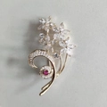 Elegante spilla a fiore con perle e petali in zircone con rubino centrale di accento - Oro