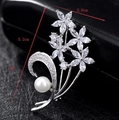 Macro-opname van de zilveren parelbloembroche met marquise zirkonia en diamanten - Witgoud