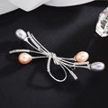 Eleganter Blumen-Perlenbrosche mit rosa und grauen Tropfen auf glänzendem Silber - Silber
