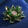 Spilla a forma di loto dorata con smalto verde e cristalli rossi su sfondo di seta - Verde Smeraldo
