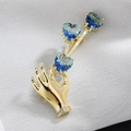 Elegante broche de mano dorado con circonitas de corazón azul y diamantes blancos - Oro Degradado Azul
