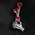 Elegante broche de mano plateado con circonitas y tres rubíes rojos en forma de corazón - Plateado Degradado Rosa