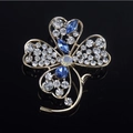 Eleganter Kleeblatt-Anstecknadel mit blauen Kristallen und weißen Straßsteinen - Kleeblatt
