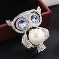 Elegante spilla a gufo con pancia di perla e occhi in pietra blu su argento - Argento