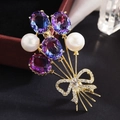 Spilla a bouquet di palloncini con cristalli viola, perle e fiocco su velluto nero - Viola Sfumato