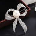 Elegante spilla a fiocco in argento con zirconi e perla bianca centrale per completi - Argento