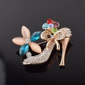 Eleganter roségoldener High-Heel-Brosche mit weißen Diamanten und bunten Edelsteinen - Kristallschuhe