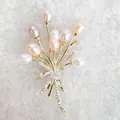 Elegante broche de flor de circón dorado con perlas de agua dulce de colores en fondo de felpa - Perla de Agua Dulce Dorado