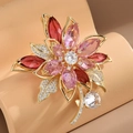 Luxuriöse Blumenbrosche mit roten und rosa Zirkonen auf vergoldeter Blumennadel - Rosa Zirkonia Floral Stil