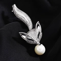Exquisito broche de zorro con circonitas y perla blanca sobre seda negra - Plateado
