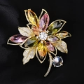 Detailansicht der Blumenbrosche mit bunten Zirkoniasteinen auf schwarzem Satinstoff - Bunter Zirkon Floral Stil
