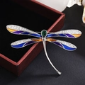Elegante libel speld met kristallen en kleurrijk emaille op een luxe sieradendoos - Zilver