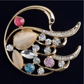 Elegante spilla a cigno dorata con strass colorati e pietre opale su sfondo nero - Cigno Retrospettivo