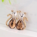 Eleganter Gold-Doppelkatzen-Anstecker mit braunen Kristallherzen und Schleife - Braune Katze mit Ball