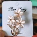 Elegante spilla floreale con petali in pietra occhio di gatto rosa e strass d'oro - 3 Fiori