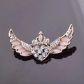 Elegante spilla a cuore con corona in oro rosa e ali in pietra occhio di gatto rosa - Ali della Corona