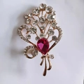 Eleganter roségoldener Blumenstrauß-Anstecknadel mit rosa Kristall und Strasssteinen - Rotes Glas