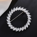 Eleganter silberner runder Brosche mit Zirkonia-Steinen für Mäntel und Anzüge geeignet - Weißgold