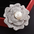 Elegante spilla a camelia in zirconia con perla centrale su portagioie rosso - Perla in oro bianco