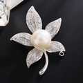 Spilla floreale elegante con perla e zirconi su uno sfondo scuro strutturato - Oro Bianco