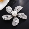 Elegante broche de flor plateado con una gran perla central y circonitas brillantes - Oro Blanco