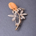 Elegante spilla a fiore con pietra occhio di gatto arancione e cristalli dorati - Opale Arancione