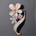 Spilla a fiore in pietra occhio di gatto rosa con strass colorati e placcatura in oro - Opale di Fiore