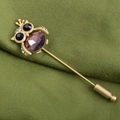 Elegante spilla a gufo con grande cristallo viola e strass su base in metallo dorato - Stile Gufo (bz1)