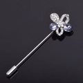 Dettaglio di una spilla a bastone argento con cristalli viola e piccoli strass lucidi - Stile Fiore Farfalla (bz3)