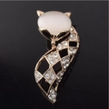 Elegante spilla a volpe dorata con una grande pietra opale e strass scintillanti - Volpe Bianca Retrospettiva